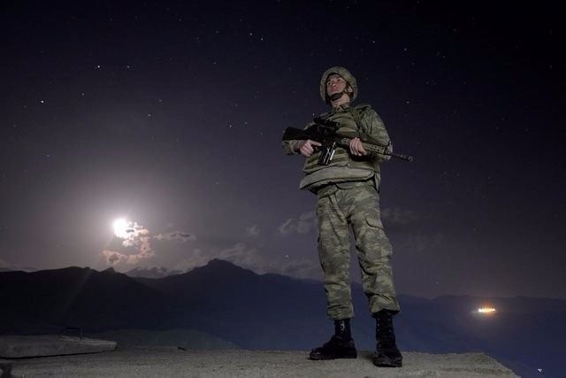 2. nesil bir Termal Görüntüleme Sistemi ve yüksek hassasiyetli Gündüz Görüş Kamerasından oluşan ŞAHİNGÖZÜ, hedef koordinatlarının yüksek hassasiyet ile tespit edilmesini sağlamakta ve böylece çeşitli iletişim araçları ile tespit edilen bu koordinat bilgisinin diğer destek unsurlarına iletilmesinde öncü rol oynamakta.

