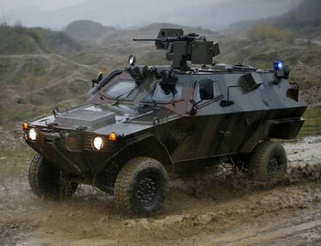 9 personel taşıma kapasiteli lastik tekerlekli 4x4 Cobra Zırhlı Aracın amfibik versiyonu da bulunmakta. Kazakistan Silahlı Kuvvetleri ihtiyacı için Otokar şirketi Kazakistan Engineering şirketi ile 2011 yılında yapılan anlaşma doğrultusunda ortak lisanslı üretim yapılmakta.