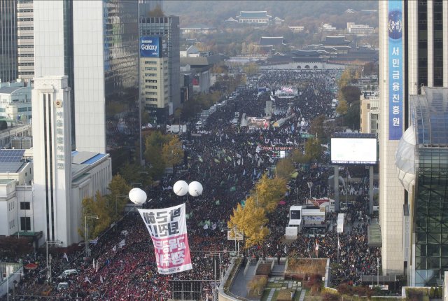 YOLSUZLUKLA SUÇLANIYOR
Güney Koreli şirketlerden büyük miktarda para sızdırmakla suçlanan Choi, dolandırıcılık ve idari yetkiyi kötüye kullanma suçlamasıyla ev hapsinde tutuluyor. Park, iddiaların ortaya çıkması üzerine özür dilemişti. Kişisel ilişkisine çok fazla güvendiğini ve yaşananlara dikkatle bakmadığını itiraf eden Park, “Üzücü fikirler, geceleri beni uyutmuyor. İnsanların kalplerini onarmak çok zor olacak. Utanç duyuyorum” dedi.
