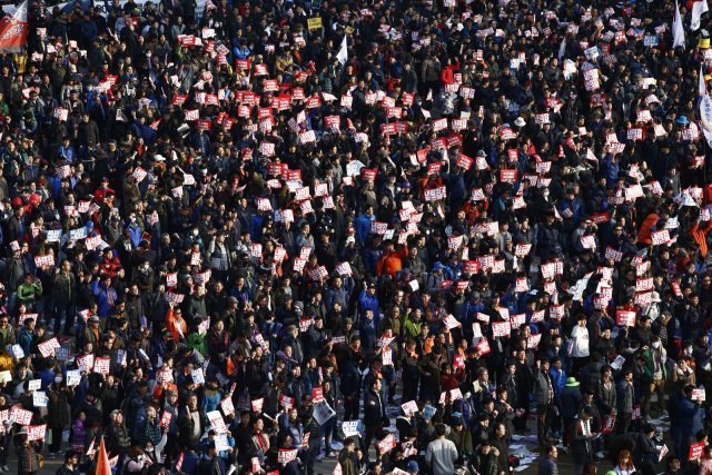 9 MİLYON DOLAR ELE GEÇİRDİĞİ İDDİA EDİLİYOR
Choi, Park ile ilişkisini kullanarak iş adamlarını bazı vakıflara bağış yapmaya zorlamakla suçlanıyor. Cumhurbaşkanı’nın önemli konuşma metinlerini kaleme aldığı ortaya çıkan Choi'un ayrıca kültürel ve spor faaliyetlerini destekleme adı altında, yardım kuruluşlarından zimmetine yaklaşık 9 milyon dolar geçirdiği iddia ediliyor. Yanlış yapan herkesin cezalandırılacağını söyleyen Park, savcılar tarafından soruşturulmaya hazır olduğunu söyledi.
