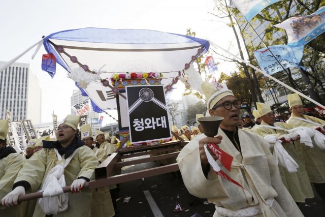 Park Geun-hye, 2012'deki devlet başkanlığı seçimi kampanyası sırasında  ve 2013'te göreve başladığında Choi Soon-sil'in konuşma metinleri ve halkla  ilişkiler konularında kendisine yardımcı olduğunu, ancak bu durumun o dönemde  sona erdiğini belirtmiş ve halkından özür dilemişti.
