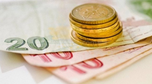 Geçen seneki komisyonda da asgari ücret yüzde 30 artırılarak 1.300 lira net, 1.647 lira da brüt rakama yükseltilmişti. 6,5 milyon işçiyi ilgilendiren görüşmelerde işçi kesimini temsil eden Türk-İş, enflasyon oranı, geçim şartları, döviz kurlarındaki artış ve ekonomideki genel durumu göz önünde bulundurarak, pazarlık masasında sunacağı teklifi hazırladı. 