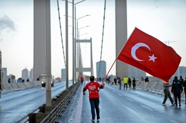 15 Temmuz Şehitleri için düzenlenen Vodafone 38. İstanbul Maratonu 09.00'da başladı. Maraton, 15 kilometre (yarı maraton) ve 10 kilometre yarışları ile 8 kilometrelik halk koşusu olmak üzere Avrupa yakasında son bulacak.