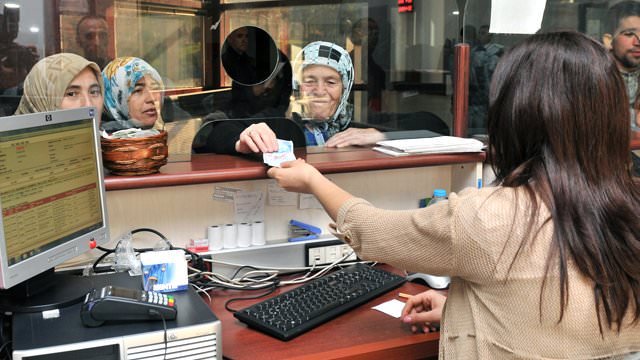 SSK ve Bağkur emeklilerinin 2017 zamları şekillenmeye başladı. Maaşlar, Ocak ve Temmuz aylarında bir önceki 6 aylık dönemde gerçekleşen enflasyon kadar artırılacak.

