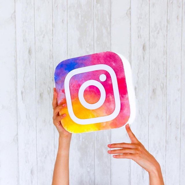  Instagram’a iki yeni özellik geldi. Bunlardan ilki Instagram Stories üzerinden canlı yayın özelliği, diğeriyse Instagram’daki Direkt Mesajlar üzerinden kişilere ya da gruplara yollanan fotoğraf ya da videoların belli bir süre sonra kaybolma özelliği.