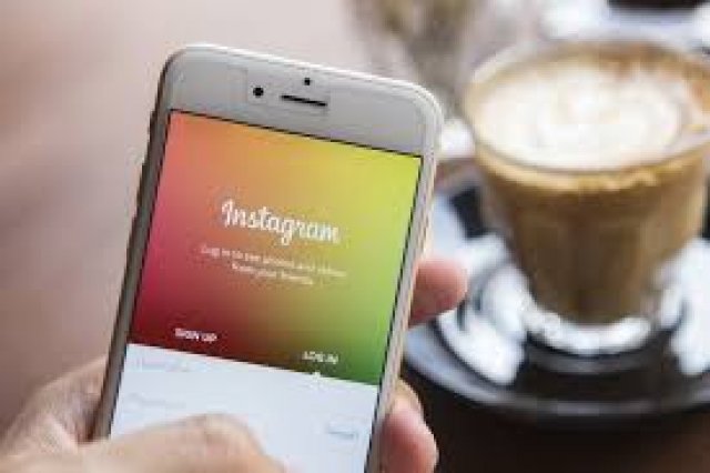 INSTAGRAM'A ŞİKAYET EDEBİLİRSİNİZ
7 gün 24 saat aralıksız olarak raporları inceleyecek olan Instagram ekibi, bu kişileri fark ettirmeden onlara yardımcı olabilecek yerlerle iletişime sokacak.Paylaştığı gönderi veya yaptığı yorumlardan bir takım psikolojik zor durumlardan geçtiğini anladığınız kullanıcıları anonim olarak Instagram’a şikayet edebileceksiniz.