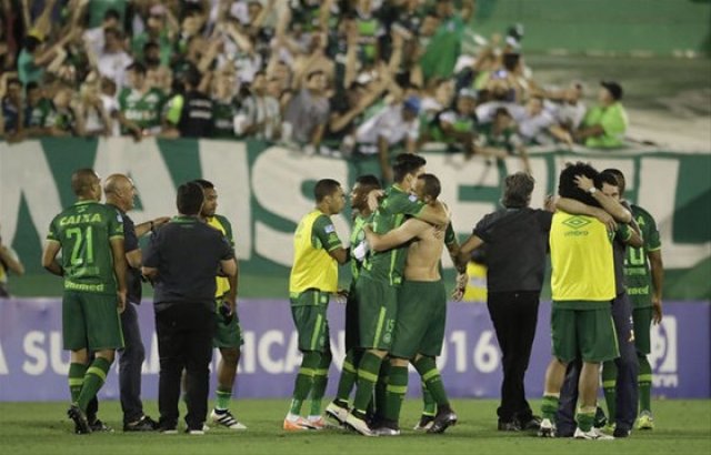 3 FUTBOLCU KURTARILDI
 
Kazanın ardından bölgeden kurtarılma haberleri de gelmeye başladı. Chapecoense takımından Jimena Suarez, Alan Ruschel ve Marcos Danilo Padilha'nın kurtarıldığı bildirildi.