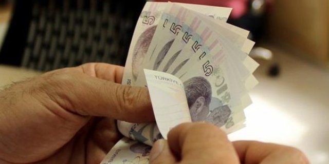 Mevcut asgari ücret net bin 300 lira
 
Asgari ücret, halen bekar bir işçi için brüt bin 647 lira, vergiler ve  kesintiler düştüğünde net bin 300 lira 99 kuruş olarak uygulanıyor. 