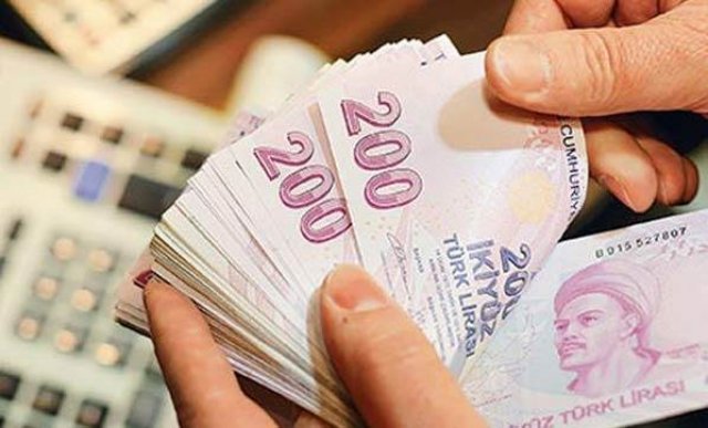 Kapıcılarda  ise normal işçilerden farklı olarak gelir ve damga vergileri kesilmediği için net  bin 399 lira 95 kuruş olarak hesaplanıyor.
