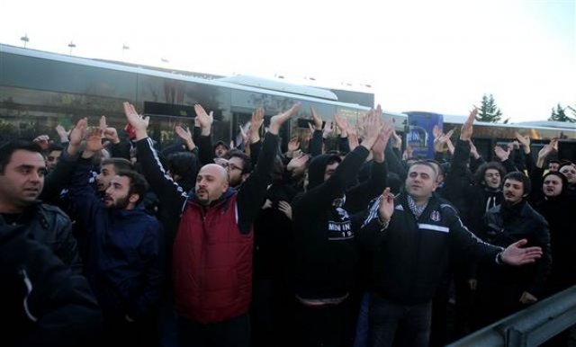 Fenerbahçe-Beşiktaş maçında 5 yıl sonra bir ilk yaşandı. Siyah beyazlı taraftarlar, deplasman yasağının kalkmasının ardından, 5 yıl sonra ilk kez Kadıköy'deki bir Fenerbahçe derbisinde takımlarını destekledi.

