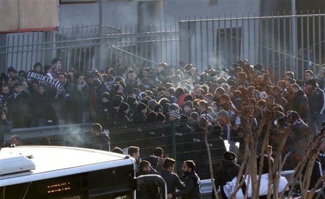 Siyah beyazlılar her iki stadın önünde meşaleler yakıp tezahüratlar yaptı.

