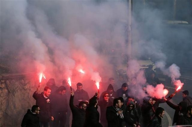 Beşiktaş taraftarlarının Ülker Stadyumu'na yolculuğu sırasında emniyet güçleri sıkı güvenlik tedbirleri aldı.

