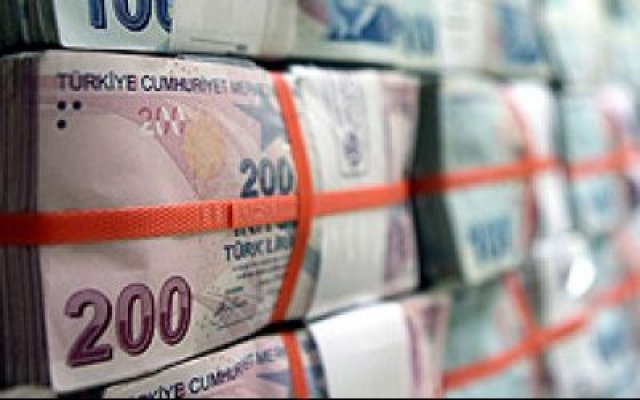 Cem Postacı 

Milli Piyango’nun 1990 yılbaşı çekilişinde 1 milyar 250 milyon lira kazanan Adanalı Cem Postacı’nın peşini aksilikler bir türlü bırakmamış. Önce 1996 yılında oğlunu trafik kazasında kaybetmiş. Oğlunu kaybettikten sonra kazandığı ikramiyeyle emlak işine giren Postacı, bir süre sonra iflas etmiş. İşlerinin bir dönem çok iyi gittiğini, hiç tanımadığı kişilerin akraba olarak karşısına çıktığını anlatan Postacı, şimdi kimsenin kendisine yardıma yanaşmadığını vurguluyormuş. Postacı, “Para mutluluk getirmiyor, yuvam dağıldı, toparlamak için varımı yoğumu harcadım. Eşim beni terk etti. Şimdi bir otomobilim, evim ve emekli maaşım var. Keşke o bileti almasaydım da o para çıkmasaydı.” diyormuş.