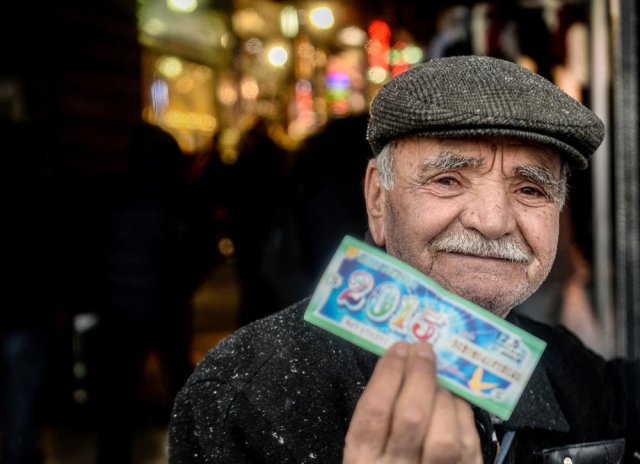 KISA SÜREDE 5 KURUŞSUZ KALDI
Samsun’da 17 yıl önce Milli Piyango’dan büyük ikramiye kazanan Süleyman Orhan’ın hayatı hiç de beklemediği şekilde değişti. Parayı aldıktan sonra talihsizlik peşini bırakmadı. Ticarete atıldı ancak yaptığı her işten zarar etti. Aklı başına geldiğinde artık çok geçti. Orhan, o zor günleri şöyle anlattı: “Helal olmadığını biliyordum. İkramiyeden geriye kısa sürede 5 kuruş kalmadı. Hiçbir hayrını görmedim. Üstelik daha önce alın terimle kazandığım birikimim de gitti. Tavsiyem, kimse umutlarını piyango biletine bağlamasın.”