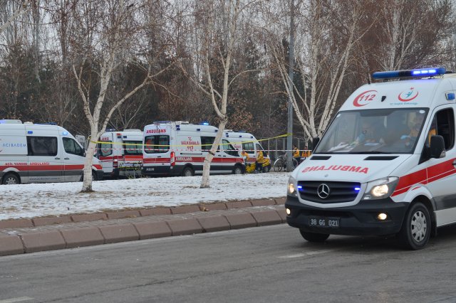 Bu sıkıntılı dönemi dayanışma ile aşabilir, ülkeyi düze çıkarabilir, barış ve huzuru sağlayabiliriz. Umutlarımızı yitirmeden, bu gidişe dur demenin ilk adımı budur. 