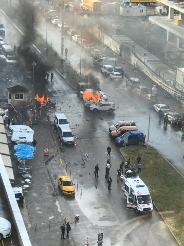 İZMİR kent merkezinde saat 16.10'da patlama meydana geldi. 