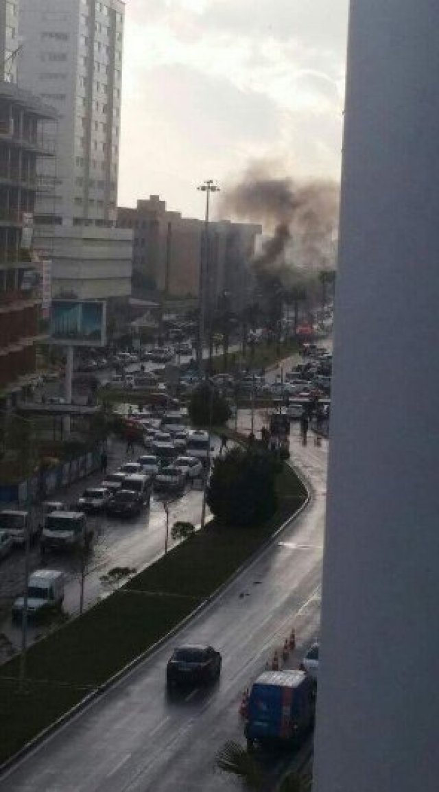 Bayraklı'da bulunan İzmir Adliyesi yakınındaki patlama kentin büyük bölümünden duyuldu. bölgeye çok sayıda polis ve sağlık ekibi sevk edildi.

