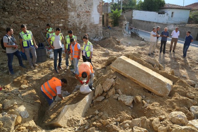 Milas'ta bir inşaatın temel kazısında tarihi mezar bulunmasının ardından kazı çalışması yapan Milas Arkeoloji Müzesi ekipleri, söz konusu alanda oda mezara rastladı. 