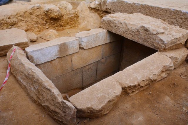  Ekipler tarafından yürütülen çalışmalarda, zengin bir aileye ait olduğu tahmin edilen 103 eser gün yüzüne çıkarıldı.
