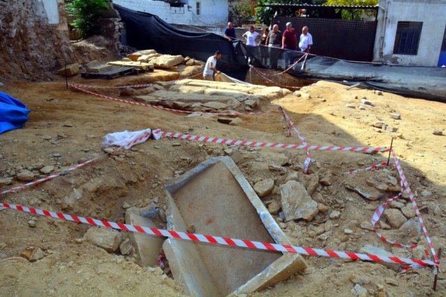 Milas Müze Müdürü Gülnaz Savran, yaptığı açıklamada, antik dönemde Karia bölgesine başkentlik yapmış Mylasa kenti ile Labraunda dini merkezi arasında yer alan kutsal yol yakınında bulunan oda mezarın zengin buluntuları ve kalite mimarisiyle, kentin önde gelen ailelerinden birine ait olduğunu düşündüklerini söyledi.

.