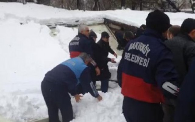 Ataköy 5. Kısım Camii'nde cenaze namazı kılanların üzerine, kar biriken tente çatı çöktü. Olay yerine çok sayıda ambulans sevkedildi. Kısa sürede olay yerine gelen sağlık ekipleri yaralılara müdahale etti.
