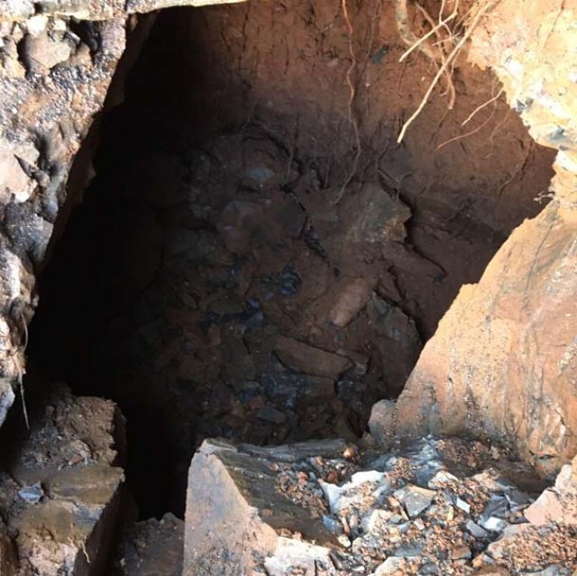 Muğla'nın Milas İlçesi'ndeki bir maden ocağında diaspor taşı çıkarmak için kaçak kazı yapan 2 kişi, suçüstü yakalandı.
