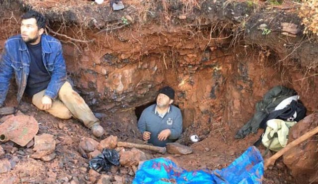 Maden hırsızlığı iddiasıyla gözaltına alınan şüphelilerin işlemlerinin ardından adliyeye sevk edileceği belirtildi.
