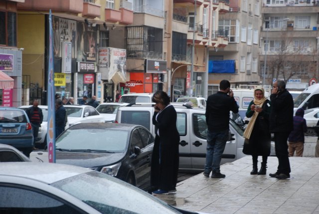 Son olarak saat 14.24 te 4.4 büyüklüğünde bir deprem daha kaydedildiğini bildirdi..