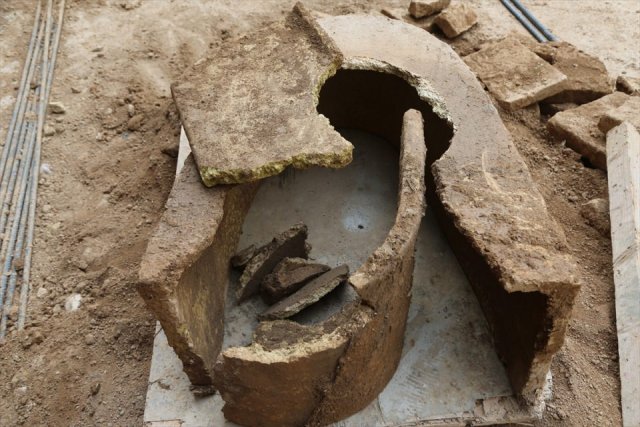 Irak Kürt Bölgesel Yönetimi'nin (IKBY) Erbil kentinde bir inşaat kazısı sırasında Asuri dönemine ait olduğu tahmin edilen 9 mezarın bulunduğu bildirildi.

