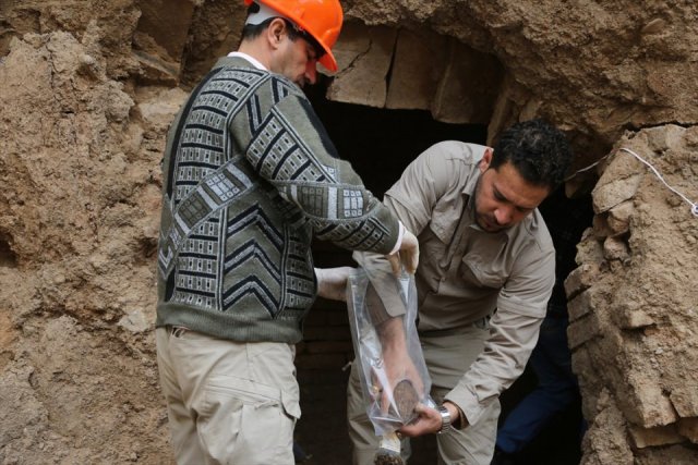 Erbil Arkeoloji Müdürlüğünde görevli Goran Muhammed, AA muhabirine yaptığı açıklamada, kentte kendi arazisi üzerinde inşaat çalışmaları yapan bir kişinin tarihi eserler bulması üzerine yetkililere haber verdiğini belirtti.

