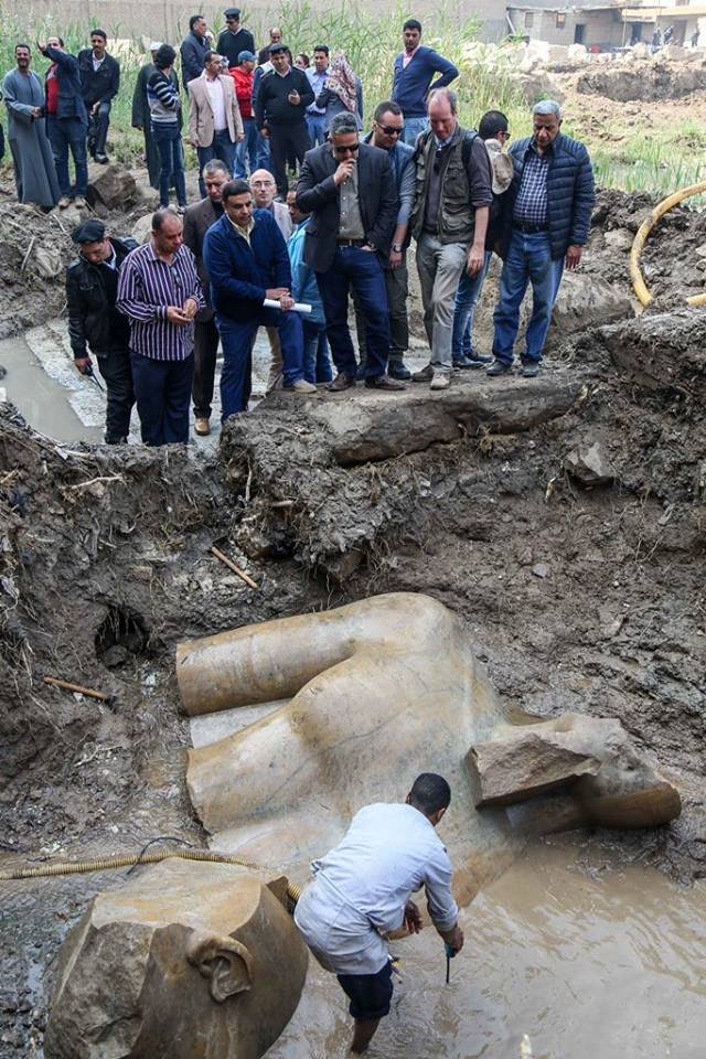 Eski Heliopolis'teki Kral II. Ramses'e ait olduğu tahmin edilen heykel parçaları bulundu.