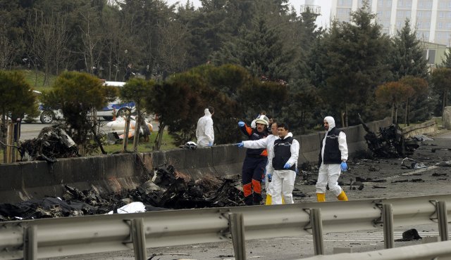 Eczacıbaşı Yapı Grubu'na ait olduğu belirlenen helikopter bugün saat 11.00'de 7 kişiyle Atatürk Havalimanı'ndan havalandı. Helikopter Büyükçekmece'ye geldiğinde yoğun sis nedeniyle irtifa kaybederek düştü. 
