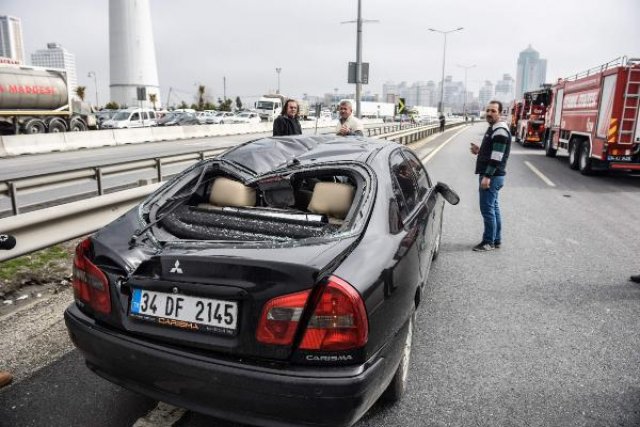 Otomobilini durdurmayı başaran sürücünün olayın üzerinden saatler geçmesine rağmen yaşadığı şoku üzerinden atamadığı görüldü.
