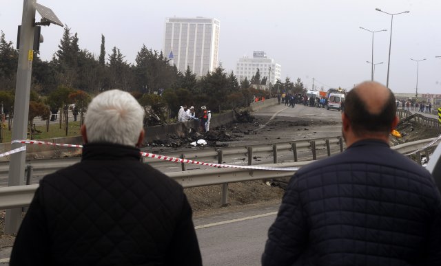 Otoyola düşen helikopter nedeniyle trafik tamamen dururken, çok sayıda araç da helikopterin kopan parçaları nedeniyle hasar gördü. Olay yerinde ve çevredeki yeşillik alanda arama çalışmaları devam ediyor.