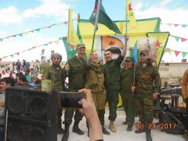 Bölgedeki Rus askerlerinin komatanı olan Tümgeneral Andrey Volkov ise kutlamalar sırasında koluna YPG arması taktı.

