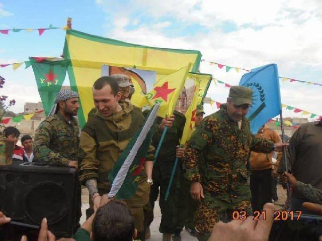 Suriye'nin Afrin kentinde üs kuracaklarına ilişkin YPG'nin ortaya attığı iddiayı Rusya reddederken, Suriye'deki Kürt sitelerinde ve sosyal medya hesaplarında Rus askerlerinin Halep'te yapılan nevruz kutlamalarına katıldığını gösteren fotoğraflar yayınlandı.