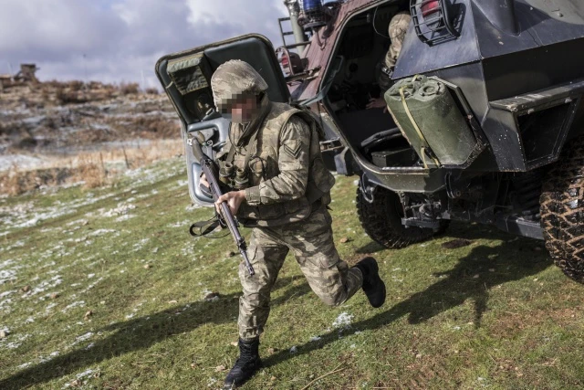 Akçay'daki tugaya bağlı 3'üncü Motorlu Piyade Tabur Komutanlığı Yağızoymak'ta görev yapan askerlerin katıldığı arama tarama faaliyetleri kapsamındaki operasyonlarda ise teröristlerin olabileceği değerlendirilen bölgeler, gece gündüz gözetlenerek, yoğun ateş altına alındı.