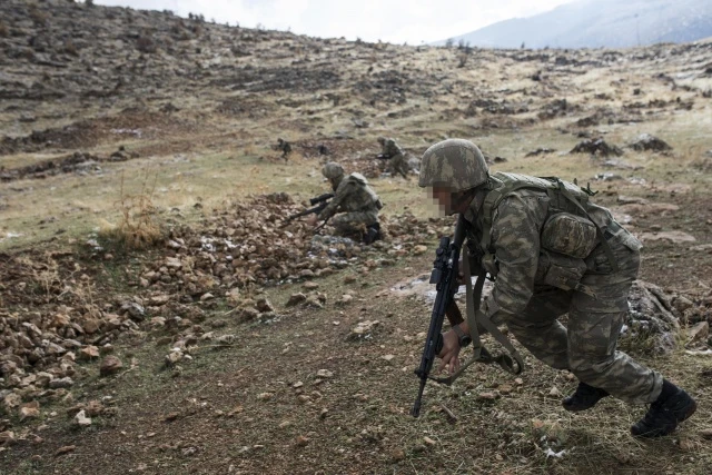 YAĞIZOYMAK TABURU, KRİTİK GÖREVDE

Şırnak Yağızoymak 3'üncü Motorlu Piyade Tabur Komutanlığı'nda görev yapan askerler, bir yandan Gabar Dağı'ndaki teröristleri etkisiz hale getirmek için operasyonlarını aralıksız sürdürürken, bir yandan da Yağızoymak köyü sakinlerinin zorlu kış şartlarında yardımına koşuyor.Tabur Komutanı Vekili Piyade Binbaşı Halil Arslantekin, ''Milletimiz, bilsin ki bizler burada olduğumuz sürece rahat ve huzur içinde yaşayabilirler'' dedi.