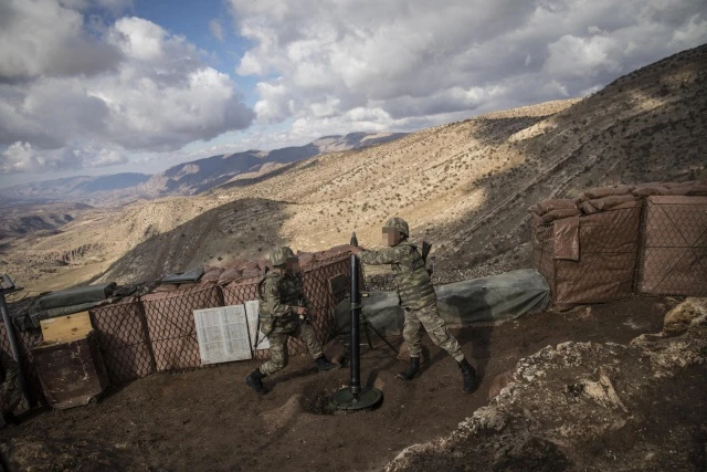 ÜS BÖLGESİNE ŞEHİTLER ANITI YAPILDI

Öte yandan üs bölgesine, 2005 yılında, PKK'lı teröristlerle çıkan çatışmada şehit olan 4 asker için Gemi Tepe Şehitler Anıtı yapıldı. Yüzbaşı Köseoğlu, ''Görmüş olduğunuz şehitler anıtı, 2005 yılında teröristlerle kahramanca çarpışarak, şehit olan silah arkadaşlarımıza ithafen yapılmıştır'' dedi.