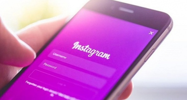 Geçtiğimiz ekim ayında Facebook geliştiricileri, Instagram hikayelerinin (Stories) doğrudan Facebook'a gönderilmesini kolaylaştırarak, hikayelerin kullanımı ve esnekliğini artırdı. Şimdi ise hikayelerin Instagram'dan WhatsApp'a yüklenmesi üstüne testler başladı..
TechCrunch'ın haberine göre geliştirici ekip, Instagram hikayelerin doğrudan WhatsApp'a yüklemelerine izin veren yeni özellik üstünde çalışıyor. Instagram'dan bir sözcü yaptığı açıklamada, 