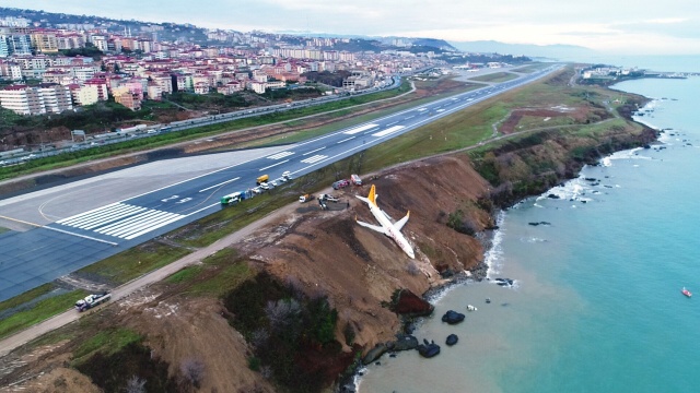 Uçağın pistten çıktığı alan ve uçak ise sabahın ilk ışıklarıyla İhlas Haber Ajansı (İHA) tarafından drone ile görüntülendi.
