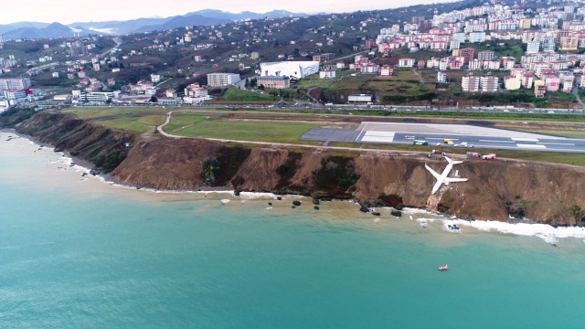 Öte yandan bölgeye Trabzon Büyükşehir Belediyesi'ne ait taş kamyonları ile çakıl taşı getirilerek çamurlu sahaya çakıl serildiği de gözlendi.