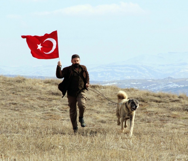 Askeriyemize ve güvenlik güçlerimize köpeklerimizden çalışma başlattık. Burada da yavruluğundan itibaren eğittiğimiz, eğitime tabii tuttuğumuz yavrularımız var. Çok kısa bir sürede kendi eğittiklerimizi güvenlik güçlerimize, sınır karakollarımıza buradan şahsım adına çiftliğim adına hibe edeceğim.