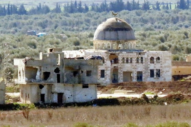 TERÖRİSTLER CAMİYİ KARARGAH YAPTI

Azez ile Afrin arasındaki kritik noktalardan birisi olan Maranez bölgesinde PYD/PKK'lı teröristler, çatışmalarda hasar gören camiyi karargaha dönüştürdü. Maranez Köyü camisinin etrafına derin hendekler kazarak burada siperler oluşturan teröristler, zaman zaman bu noktadan Azez kent merkezini hedef alan roket ve havan saldırıları yapıyor. Teröristler ayrıca caminin içerisinde de açtıkları mazgallarda nöbet tutup, birkaç yüz metre uzaklıkta bulunan ÖSO güçlerine sık sık uzun namlulu tüfeklerle ateş açıyor.

