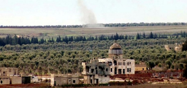 TERÖRİSTLER CAMİYİ KARARGAH YAPTI

Azez ile Afrin arasındaki kritik noktalardan birisi olan Maranez bölgesinde PYD/PKK'lı teröristler, çatışmalarda hasar gören camiyi karargaha dönüştürdü. Maranez Köyü camisinin etrafına derin hendekler kazarak burada siperler oluşturan teröristler, zaman zaman bu noktadan Azez kent merkezini hedef alan roket ve havan saldırıları yapıyor. Teröristler ayrıca caminin içerisinde de açtıkları mazgallarda nöbet tutup, birkaç yüz metre uzaklıkta bulunan ÖSO güçlerine sık sık uzun namlulu tüfeklerle ateş açıyor.

