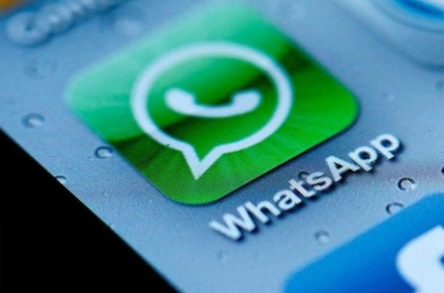 Sosyal medya devi Facebook'un bünyesinde bulunan popüler mesajlaşma uygulaması WhatsApp platforma entegre etmeye hazırlandığı yeni özelliği ile gündemde. Android ve iOS üzerinden WhatsApp kullanıcılarının birbirlerine kolayca ve hızlı bir şekilde para göndermelerini sağlayacak ödeme hizmetinin Hindistan’da denemeye sunulacağı geçtiğimiz haftalarda açıklanmıştı.