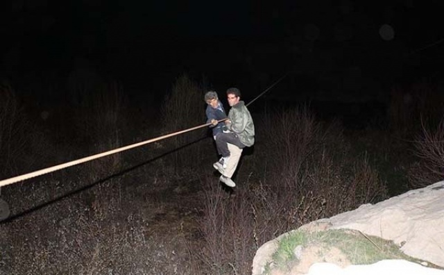 DÜŞEN JETTE PATLAMA OLDU

Dağlık bölgede düşen jette patlama olduğuna işaret eden Fethi, olumsuz hava şartlarının arama kurtarma çalışmalarını olumsuz yönde etkileyebileceğini de ifade etti.

Öte yandan, Tesnim Haber Ajansına konuşan Kiyar Kaymakamı Kademali Merdani, bölgedeki kar ve sağanak yağışın çalışmaları olumsuz yönde etkilediğini belirterek, uçağın düştüğü bölgeye gitmek üzere 50 kişilik dağcı ekibinin hazırlandığını aktardı.

ULAŞTIRMA, DENİZCİLİK VE HABERLEŞME BAKANLIĞI'NDAN AÇIKLAMA

Ulaştırma, Denizcilik ve Haberleşme Bakanlığından yapılan yazılı açıklamada, 