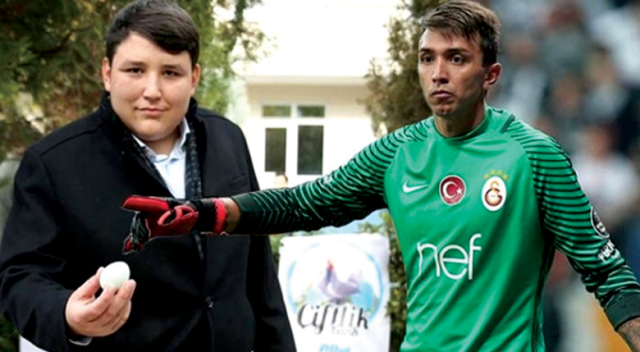 MAĞDURLAR MUSLERA'DAN YARDIM BEKLİYOR
Bunun için de sosyal medya aracılığıyla yapılan yazışmalarda, Türkiye'deki en ünlü Uruguaylı, Fernando Muslera ismi üzerinde mutabakat sağlandı. Mağdurlar, Galatasaray'ın tecrübeli kalecisinden yardım istemeye hazırlanıyor. Yani Muslera'dan bu kez de Çiftlik Bank mağdurlarını kurtarması bekleniyor...
