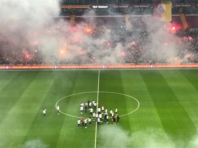 Galatasaraylı teknik heyet, futbolcular ve taraftarlar, yarınki Fenerbahçe derbisi öncesinde bugün 19.00'da Türk Telekom Stadı'nda bir araya geldi.