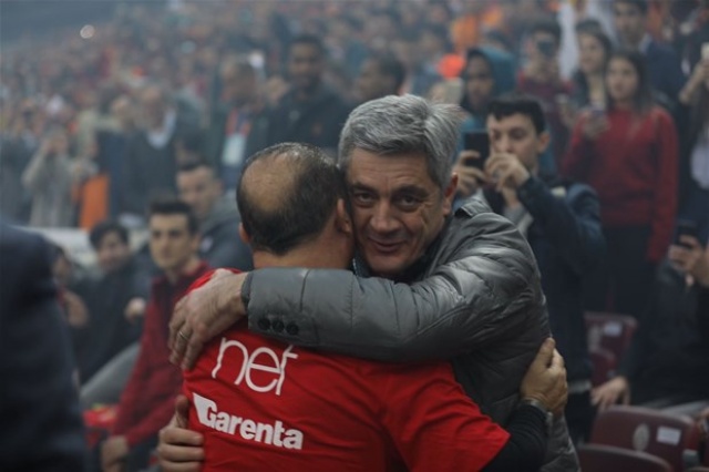 Galatasaray futbol takımını basketbolcular da yalnız bırakmadı.